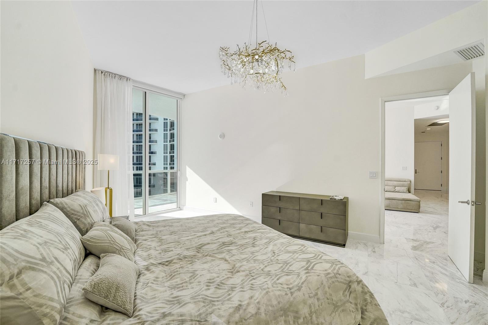 Building Photo - 16001 Collins Ave