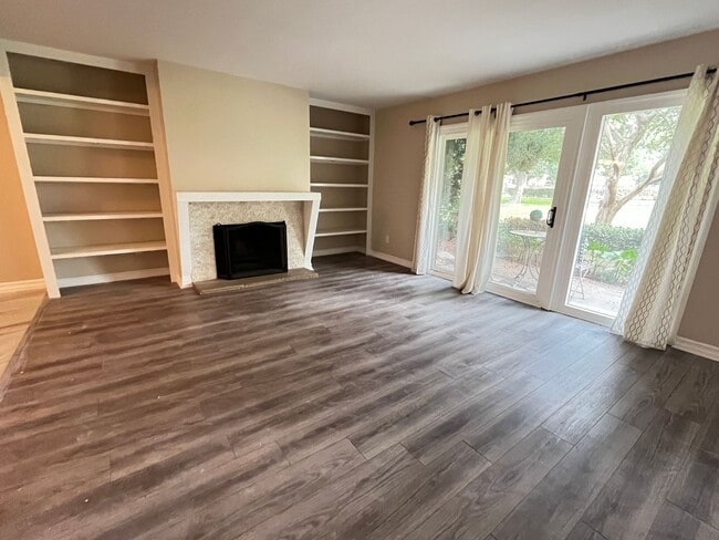 Building Photo - Spacious 3 Bedroom, 2.5 Bath Condo in a Be...