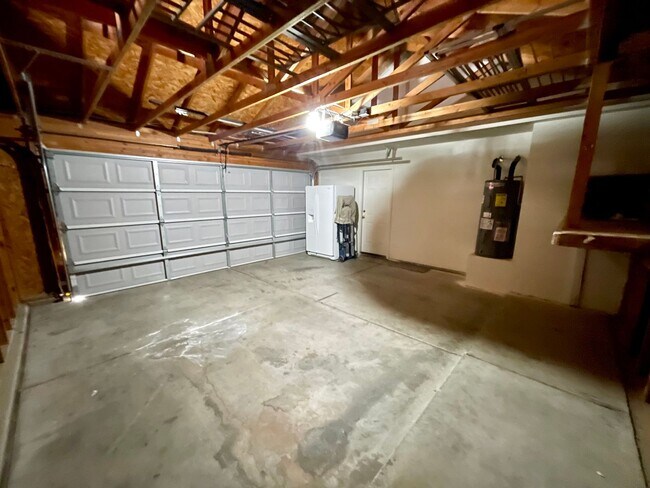 Building Photo - Nice 3 bedroom, 2.5 bathroom home in quiet neighborhood