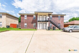 Building Photo - 2014 Cedarhill Dr