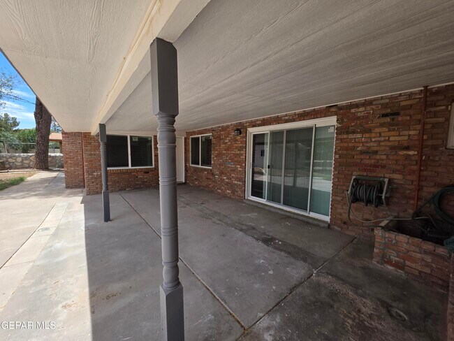Building Photo - 302 Quincy Ave