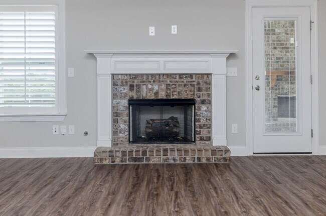Building Photo - Like New Home in Evans