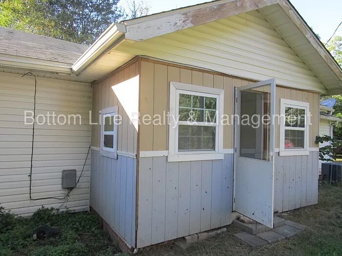 Building Photo - Room in House on Plainview Rd