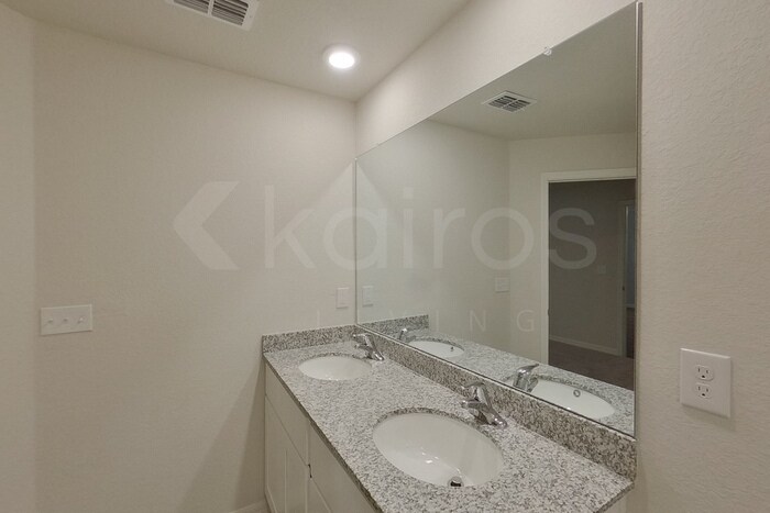 Building Photo - 1190 S San Mateo Dr
