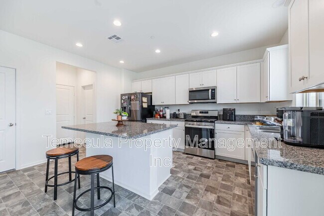 Building Photo - 4872 Goldfinch St