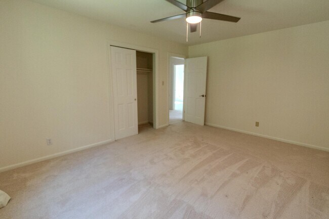 Building Photo - 428 Ingleside Dr