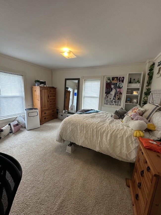 Building Photo - Great 4 Bed 3 Bath! Available June 1st