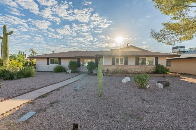 Building Photo - BEAUTIFUL SOUTH SCOTTSDALE - CORNER LOT & ...