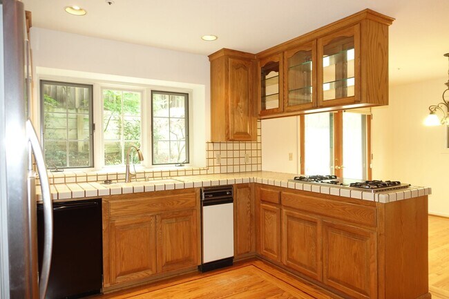 Building Photo - Spacious home, close to downtown Los Altos.  Easy commute location. Great Los Altos Schools!