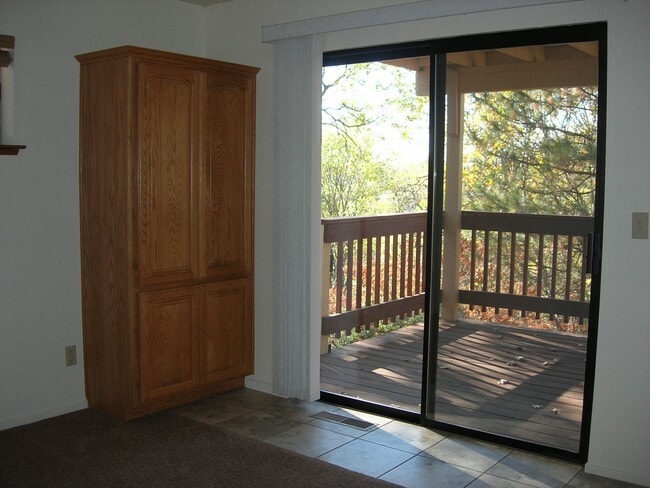 Building Photo - Very nice and comfortable Alta Sierra Home