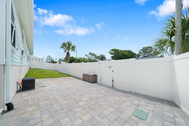 Building Photo - 121 Christmas Tree Ln