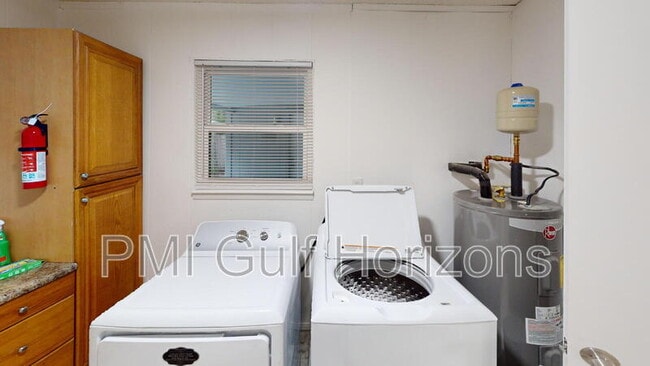 Building Photo - 3900 Baywoods Dr