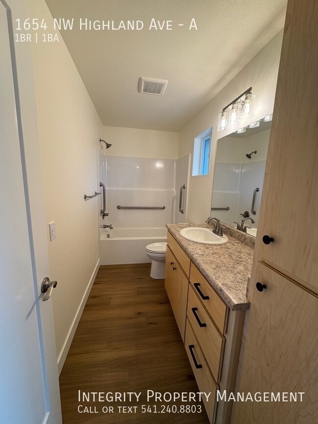 Building Photo - 1654 NW Highland Ave