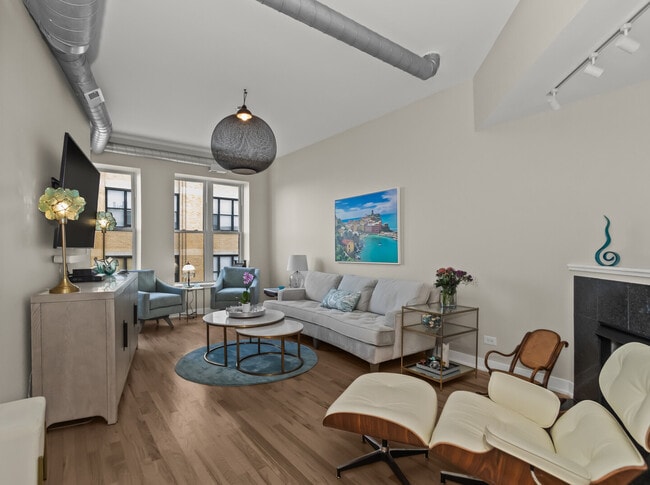 Building Photo - 1645 W School St