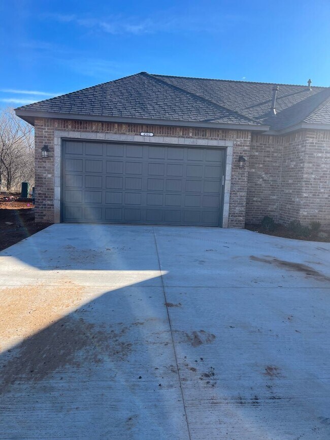 Building Photo - Spacious 4 bed 3 bath home