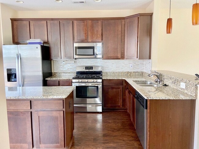 Building Photo - 4BD/3.5BA Gorgeous End Unit Townhouse with...