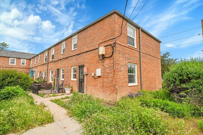 Building Photo - $2,095 - Updated 2 bed/1 bathroom Denver C...