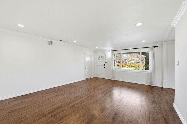 Building Photo - Sunning 3BD/3BA w/Bonus Room and Private Yard