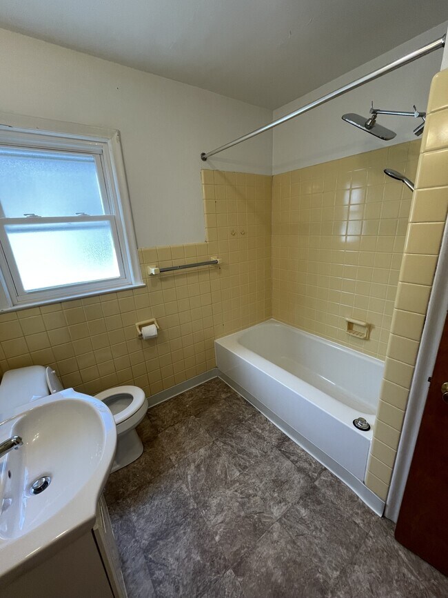 Building Photo - 2528 Forest Ave