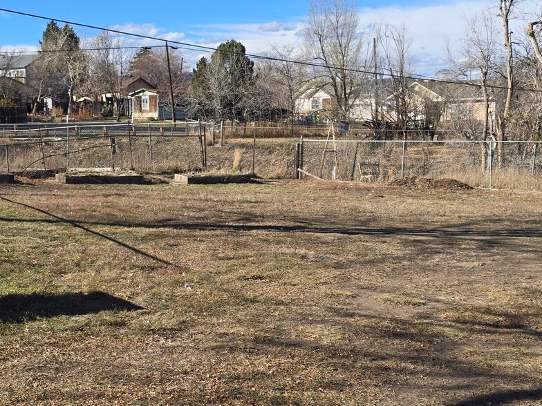 Raised bed gardens - 12103 Viewpoint Dr
