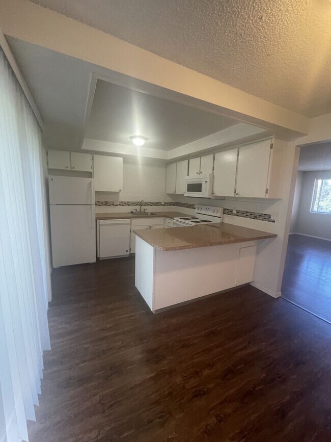 Building Photo - 1/2 off 1st Month's Rent - Cute Lower Level Flat at Tully Ridge