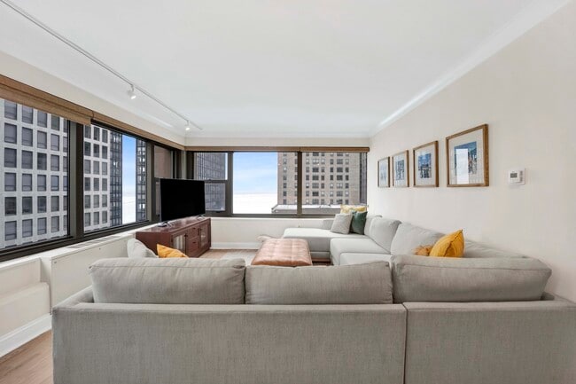 Building Photo - 247 E Chestnut St