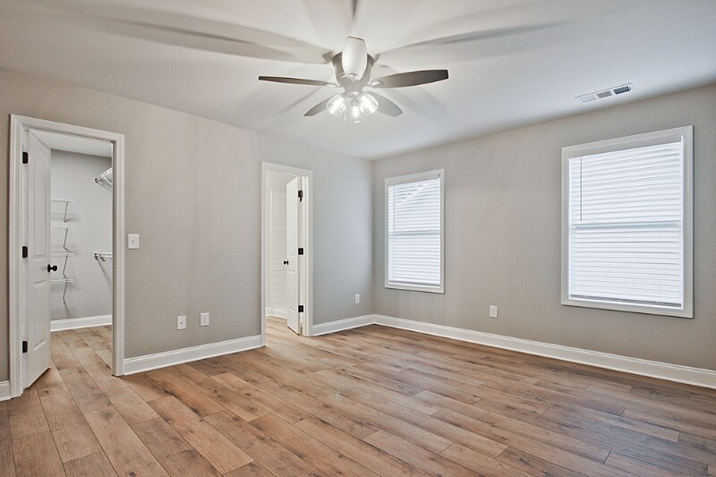 Building Photo - 620 Walnut Woods Dr