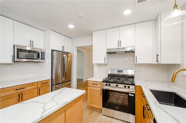 Building Photo - 3390 Northcliff Dr