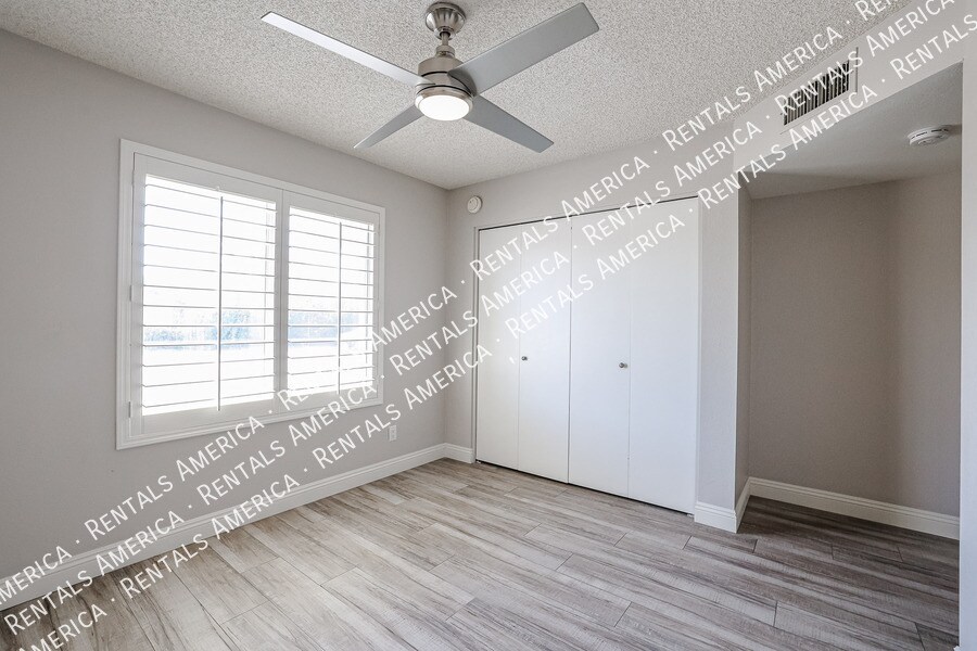 Building Photo - 10534 E Mercer Ln