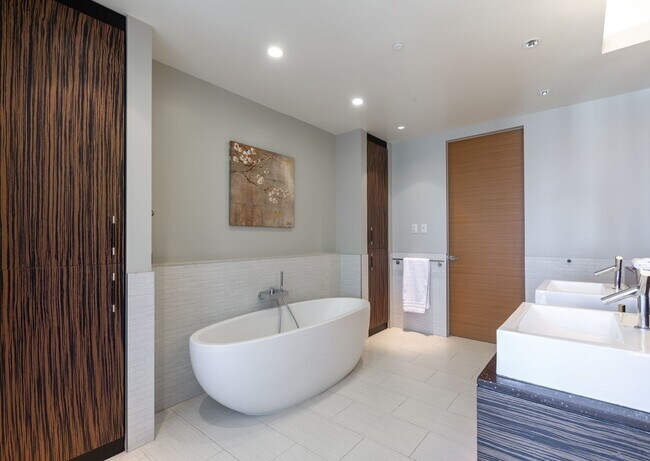 Building Photo - BEAUTIFUL WALDORF ASTORIA UNIT ON THE 34TH FLOOR!