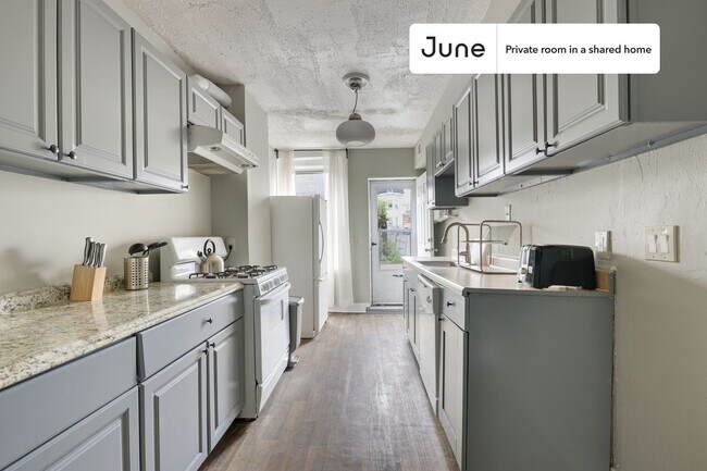 Building Photo - Private bedroom in 5 bed/2 bath Home