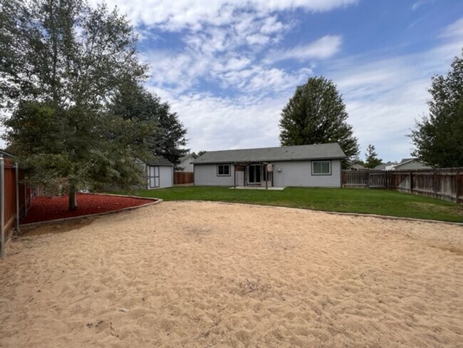 Building Photo - 1132 N Maple Creek Ave