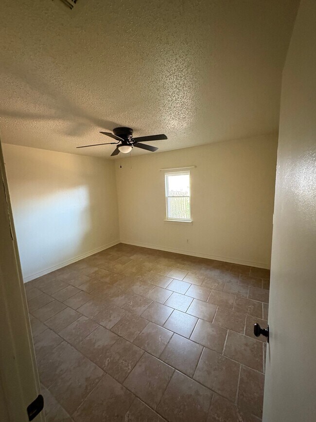 Building Photo - 1020 N Turtle Creek Dr