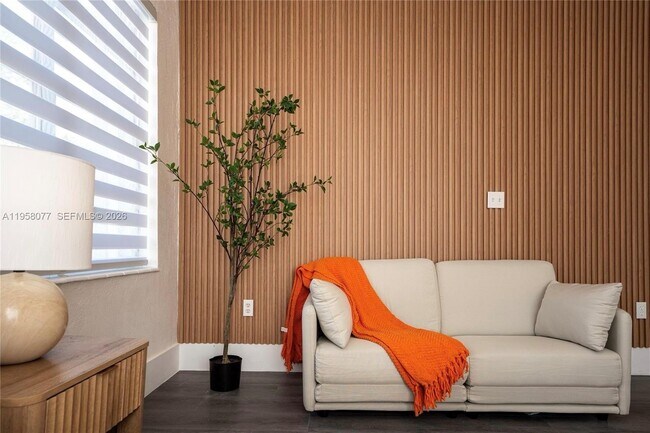 Building Photo - 301 SW 10th Ave