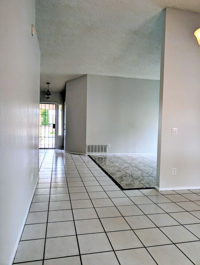 Building Photo - 2524 Plaza Serena Dr