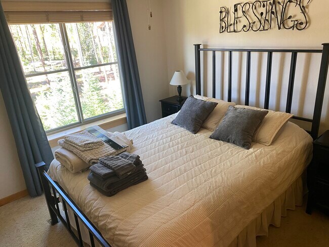 Building Photo - 213 Wolf Park Ln