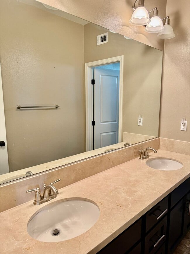 Building Photo - Executive Home in Temecula