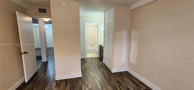 Building Photo - 3670 Inverrary Dr