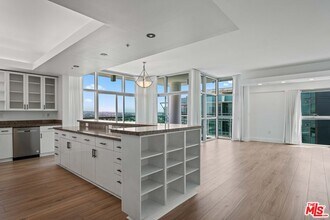 Building Photo - 13700 Marina Pointe Dr