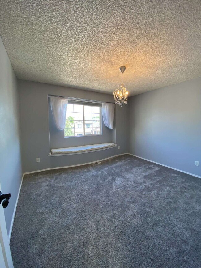 Building Photo - 5 bedroom - Oxbow
