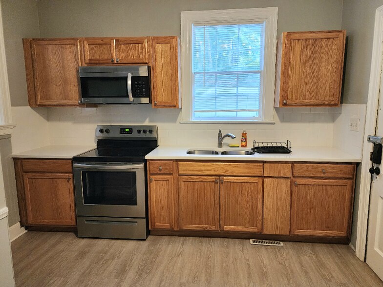 Building Photo - 558 Avent St