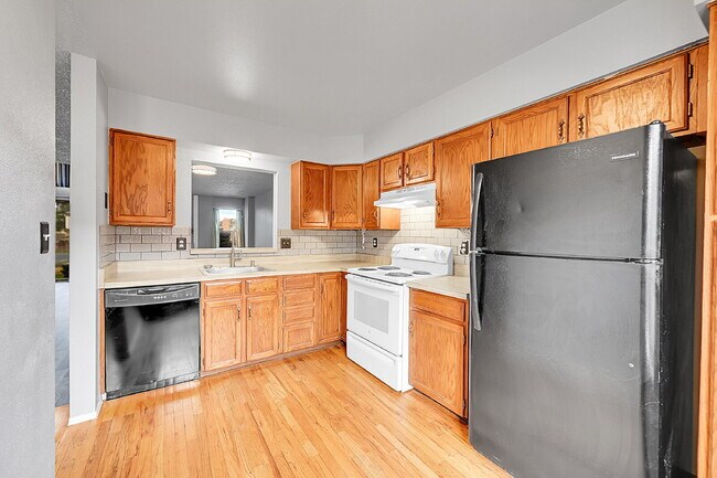 Building Photo - $1,995 - 3 Bed, 2.5 Bath Townhome in Color...
