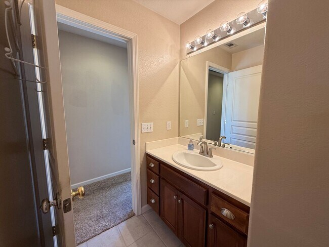 Building Photo - Single story home located in desirable northwest Modesto neighborhood!