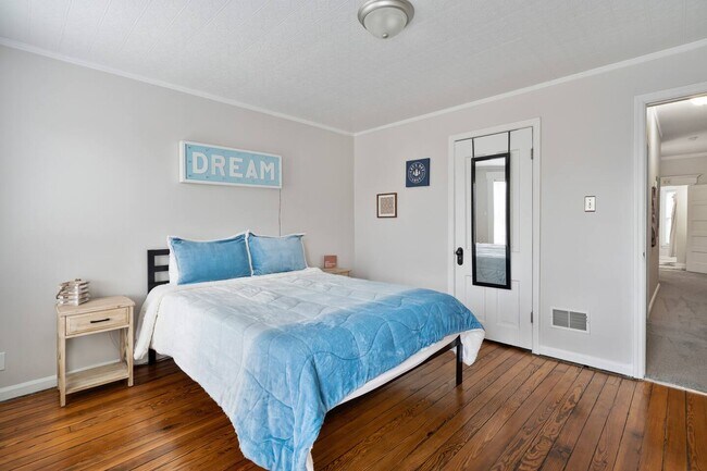 Building Photo - 802 Hamlet St