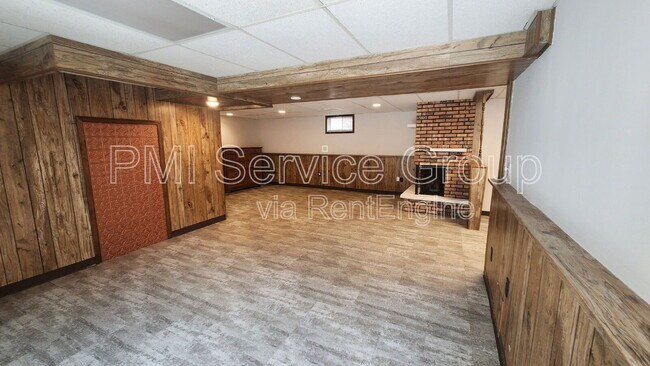 Building Photo - 229 Hickory St