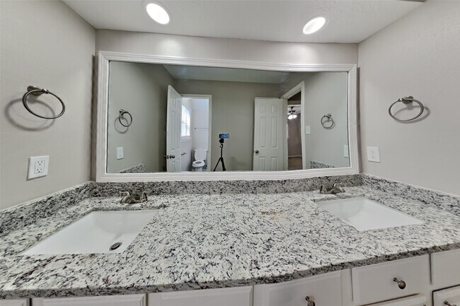 Building Photo - 2507 Brookdale Dr