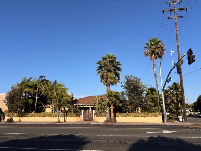Building Photo - 2200 Santa Fe Ave