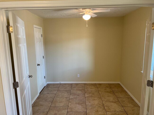 Building Photo - 1816 Buena Vista Dr SE