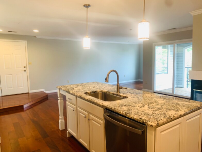 Building Photo - 20 Greystone Ct