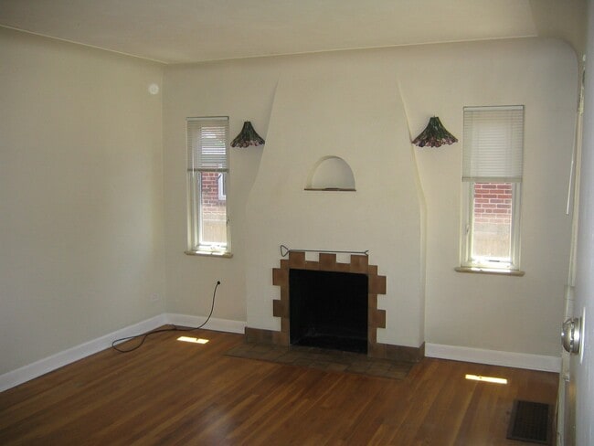 Building Photo - 418 S York St